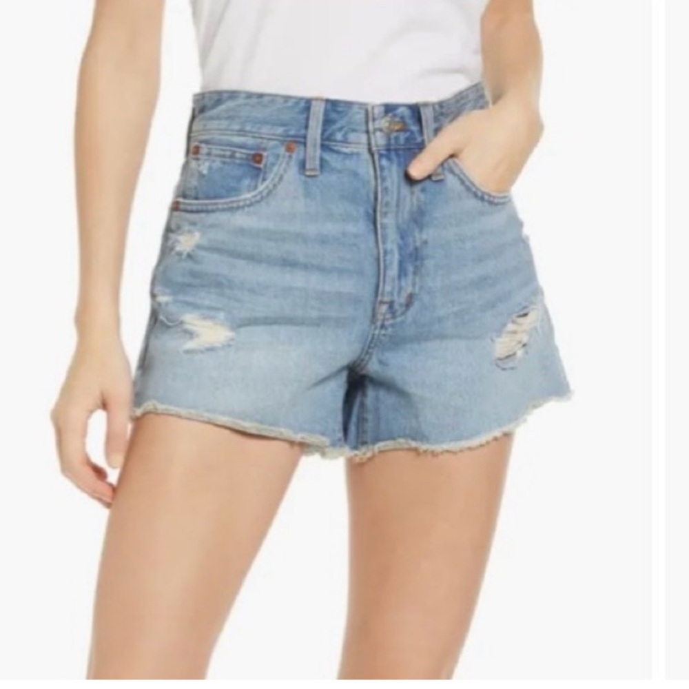 Madewell Relaxed Denim Shorts 
Destructed Edition in Renfield Wash 32